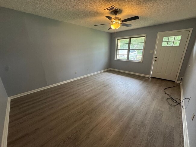 Building Photo - Like New 3 Bedroom home in Southern Hills