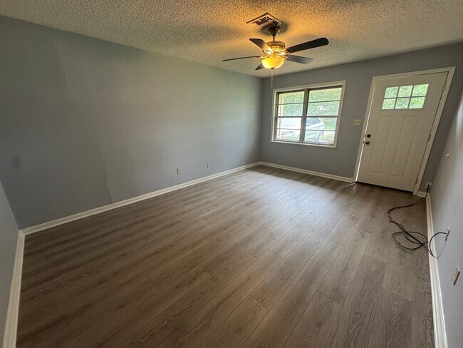 Foto del edificio - Like New 3 Bedroom home in Southern Hills