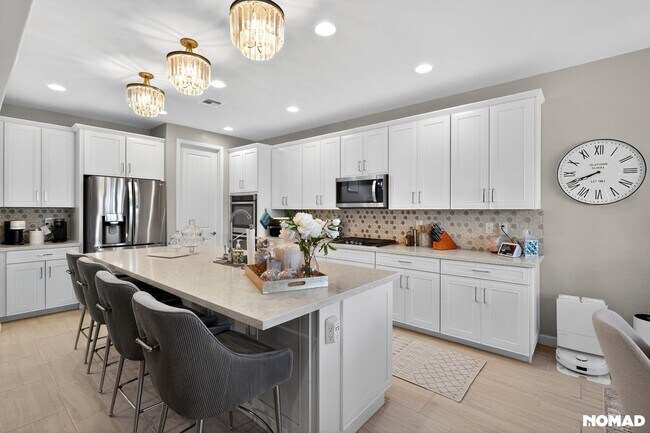 Building Photo - 4060 S Thistle Dr