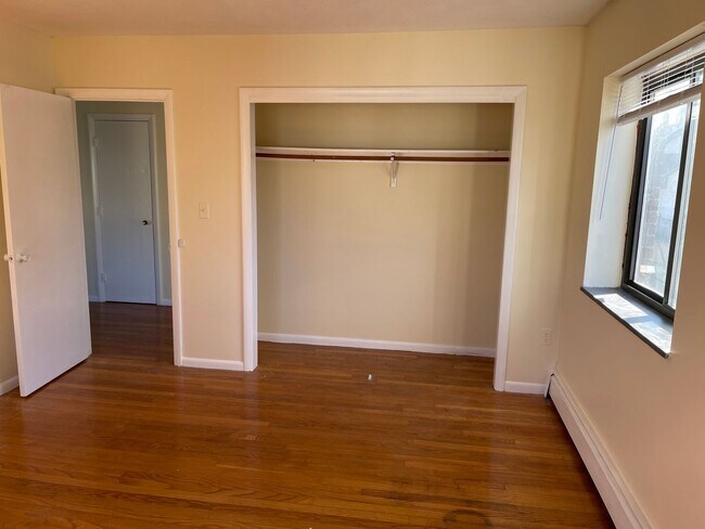 Foto del edificio - VERY  Spacious Sunny  2 bed Heat Hw parking Inc Close to train and 57/66 bus Heat HW Inc Now of feb