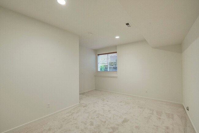 Building Photo - 3Bd/2.5Ba Issaquah Home