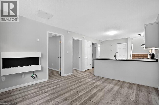 Building Photo - 3 Wisteria Ct