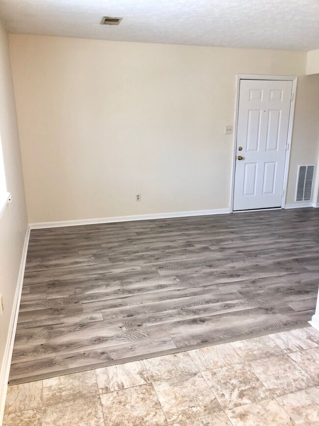 Building Photo - Winburn 2 bdrm 3rd floor apt     260319