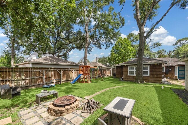 Foto del edificio - 1119 Grovewood Ln