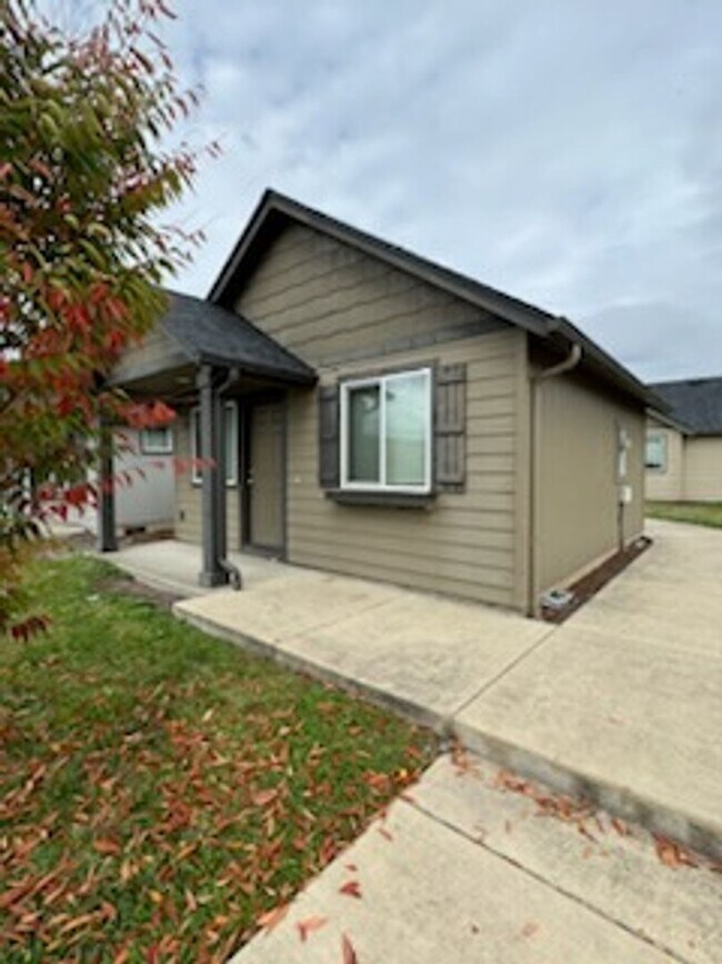 Building Photo - Beautiful 1 bedroom tiny home in Cottage G...