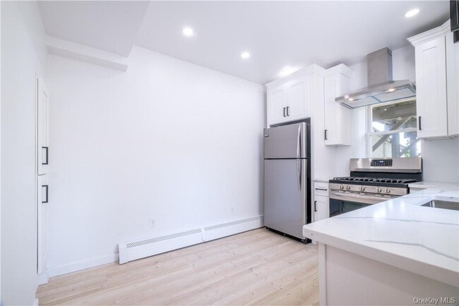 Building Photo - 594 Bellevue Ave N