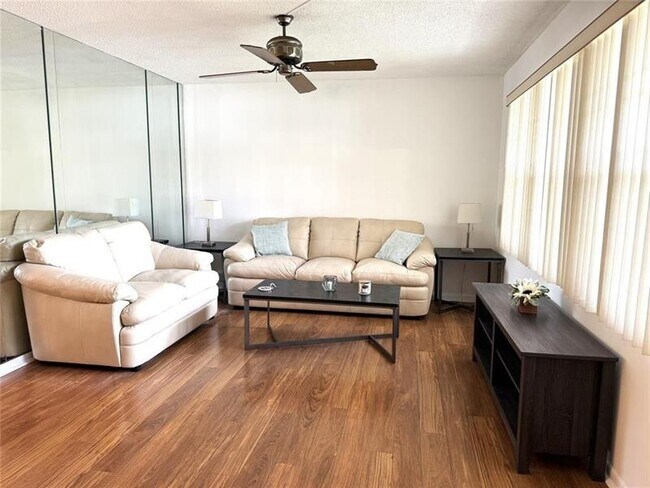 Foto del edificio - 1902 Bermuda Cir