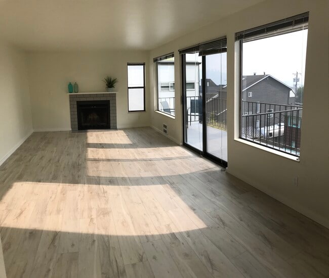 Living room - 2325 W Crockett St