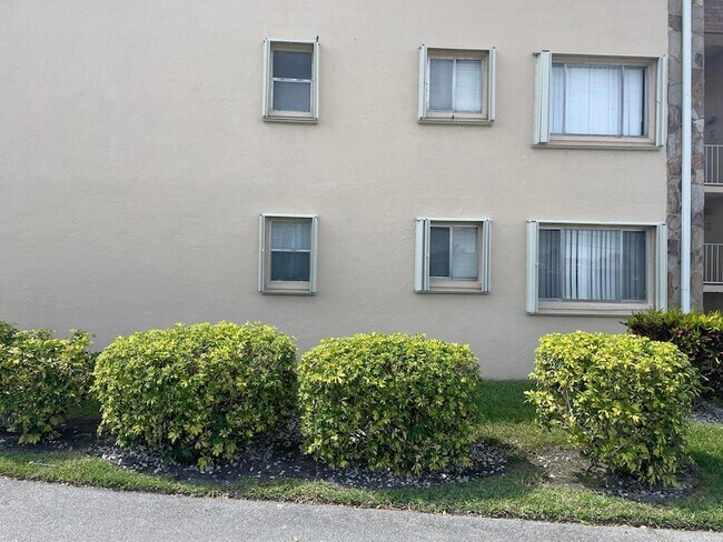 Foto del edificio - 700 Village Green Ct