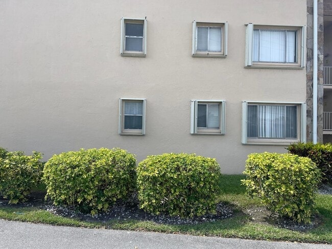 Photo - 700 Village Green Ct Apartment