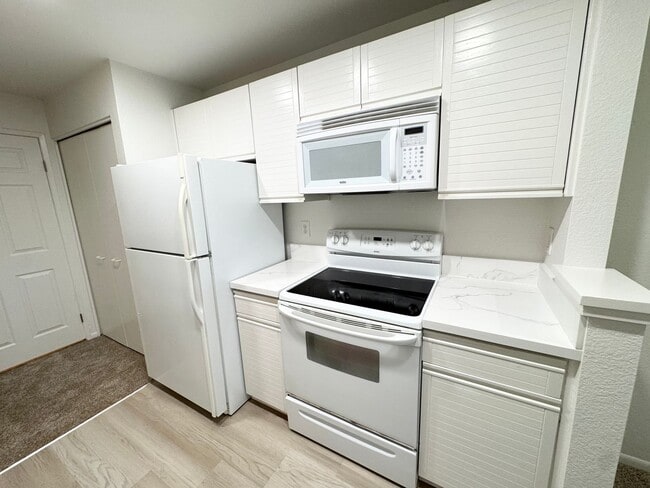 Building Photo - Perfect Shape Upgraded Pleasanton Condo wi...