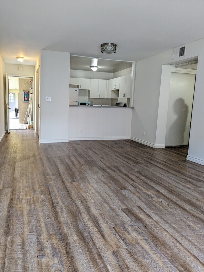 Building Photo - 326 S Manhattan Pl