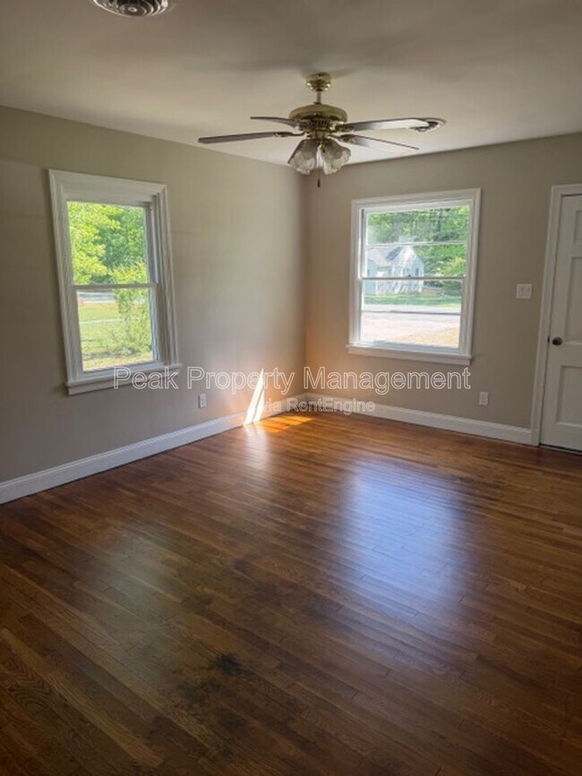 Foto del edificio - 4815 Oakleys Ln