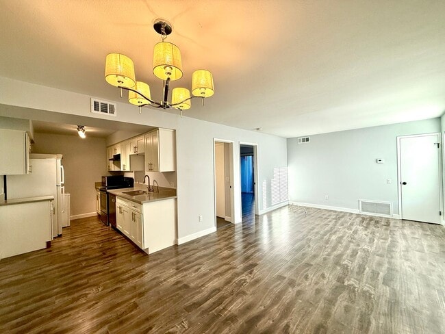 Foto del edificio - CASA VERDE - One Bedroom - Unfurnished - Long Term