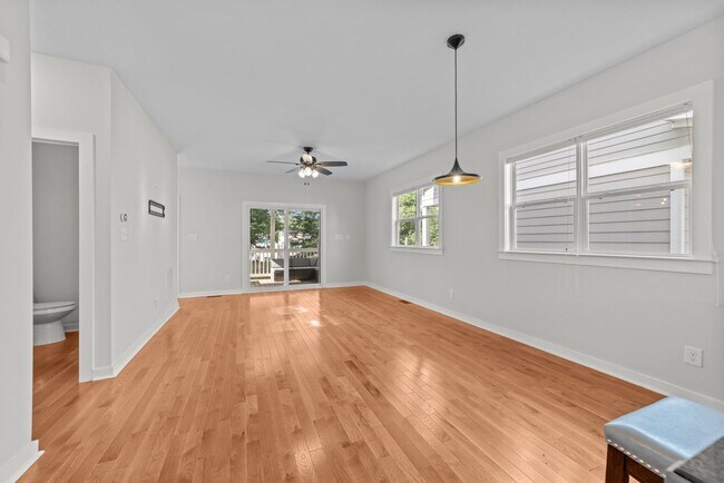 Foto del edificio - Modern 3 Bedroom home inside Downtown Raleigh, Fenced-in Backyard, Updated Kitchen, Pet Friendly!