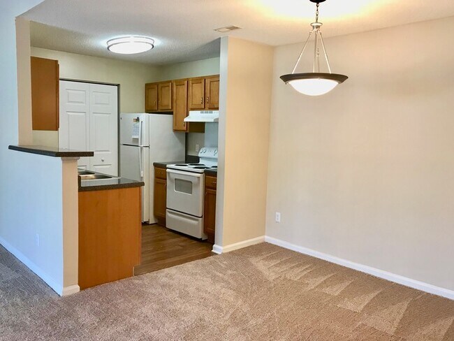 Building Photo - Newly Renovated 2/2 in Southpoint Area