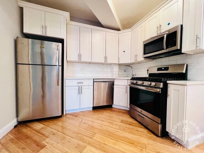 Foto del edificio - Renovated 3BR/1BTH - Ocean Hill Steps from...