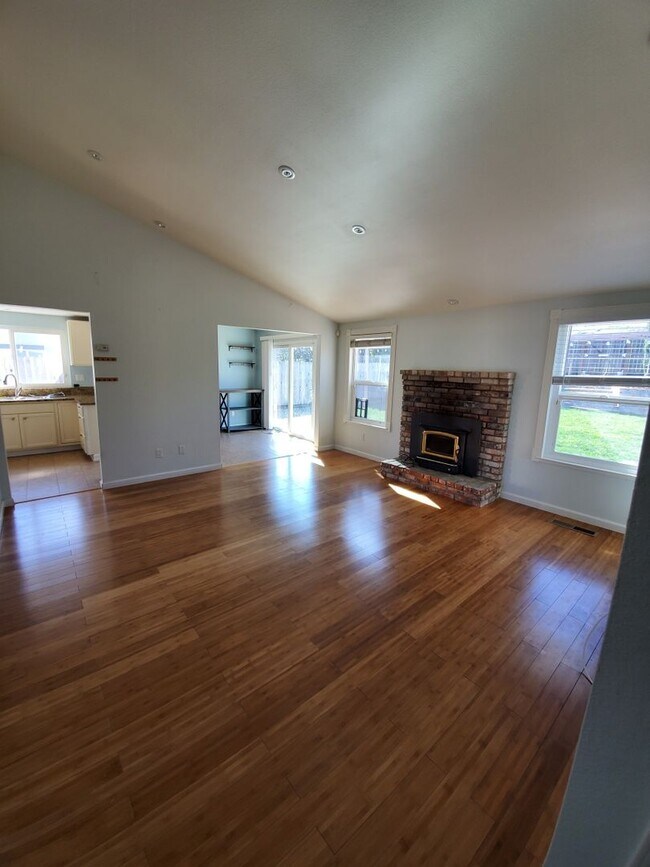 Foto del edificio - Beautiful 3 Bedroom 2 Bath w/ Large Fenced in Backyard