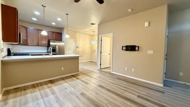Foto del edificio - Modern Townhome with Mountain Views in Cla...