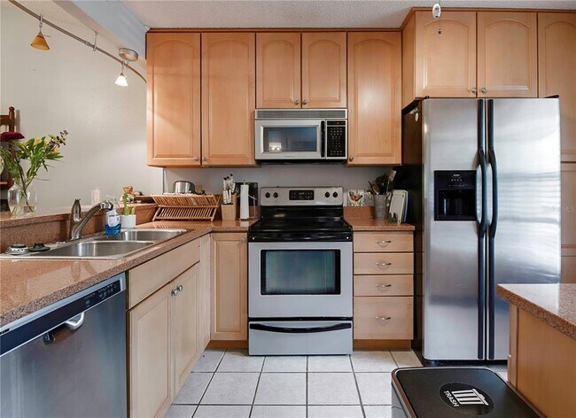 Building Photo - 333 Bay Pl