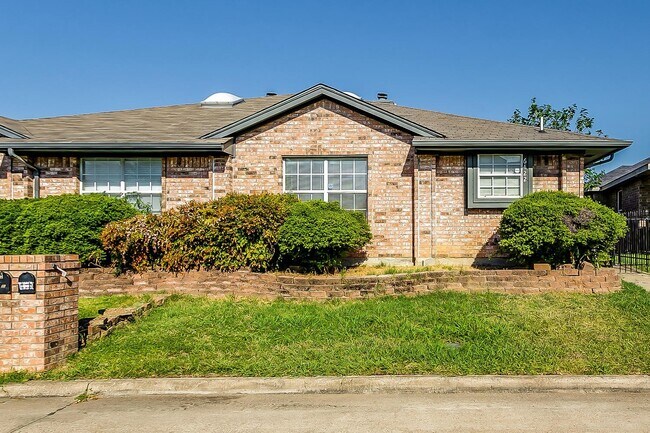 Foto del edificio - Cute 3 Bedroom 2 Bath 2 Car Garage One Sid...