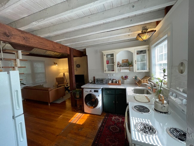 Building Photo - Exquisite lofted studio