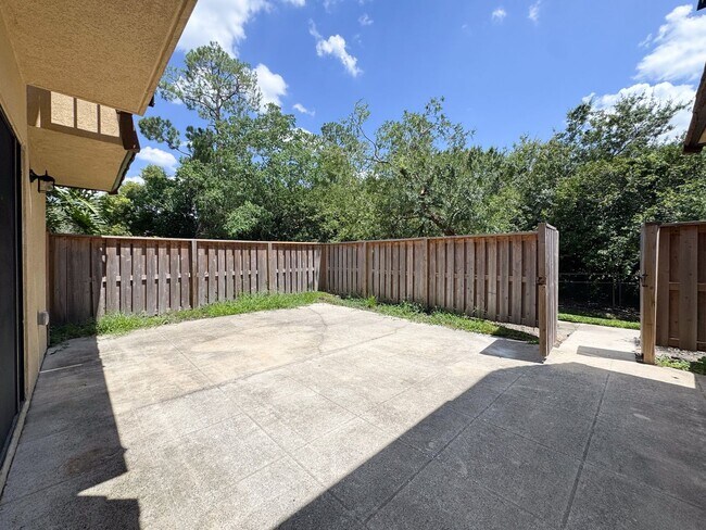 Foto del edificio - Newly Remodeled 2 bedroom 2.5 bath near Millenia Mall