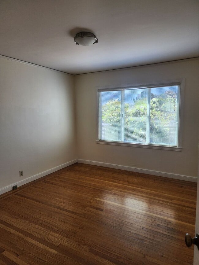 Building Photo - 2741 Judah St