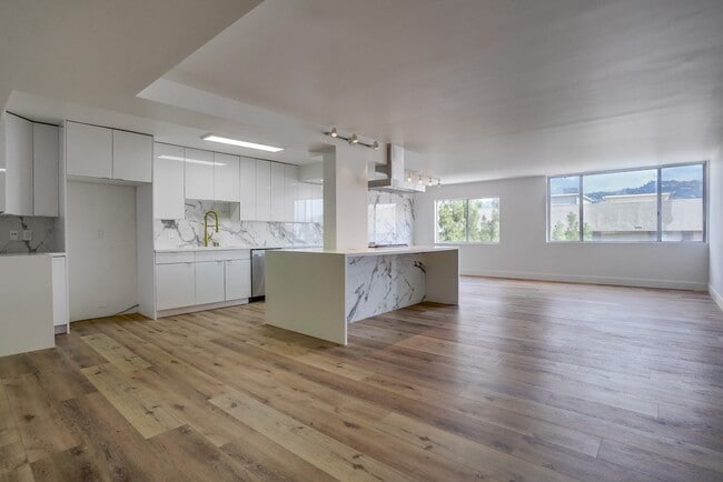 Building Photo - 435 N Oakhurst Dr