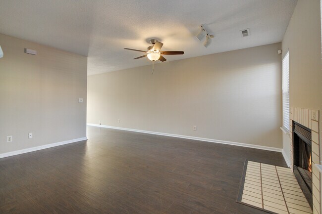Building Photo - Charming Townhouse in Goose Creek