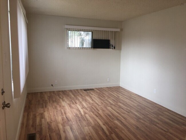 Foto del edificio - Reno Duplex - 1 Small Pet Friendly, Garage...