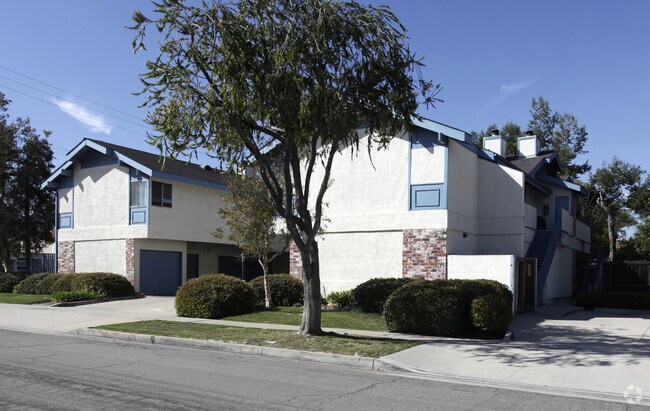 Building Photo - 1637 W Valencia Dr