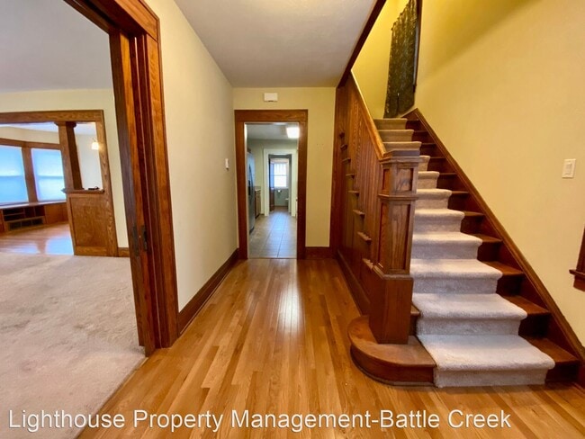 Building Photo - 4 br, 2 bath House - 137 N Wabash Ave