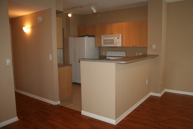 Photo - Pretty 1/1 in Gated Community w/Awesome Am... Apartment