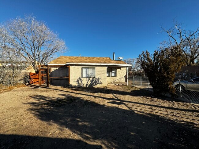 Building Photo - 605 Griegos Rd NW