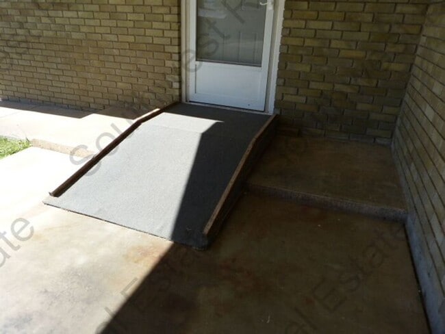 Building Photo - Handicap accessible apartment