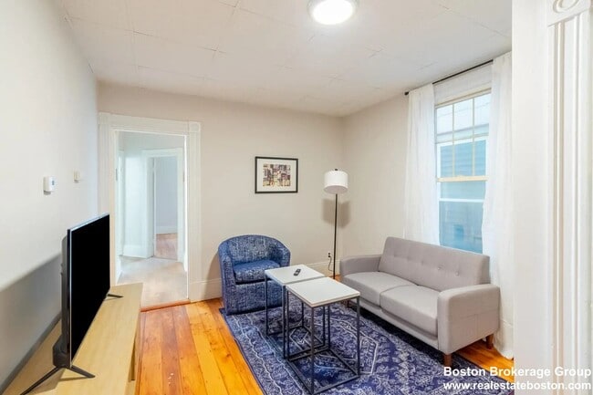 Building Photo - Spacious Four Bed Right In East Boston