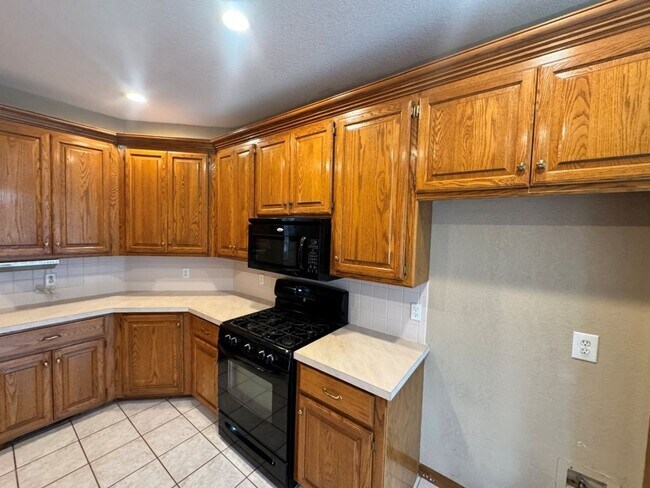 Foto del edificio - 4-bedroom 2 bath home in Kingsbrook, lots of storage, 2 dining areas and stand-up storm shelter! ...