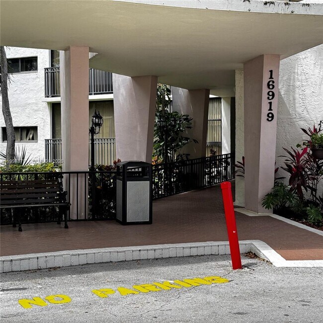 Foto del edificio - 16919 N Bay Rd