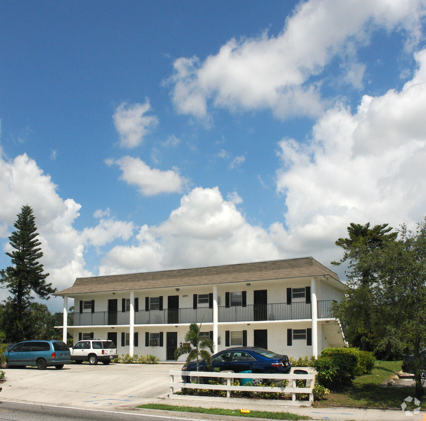 Primary Photo - 6841 Pembroke Rd