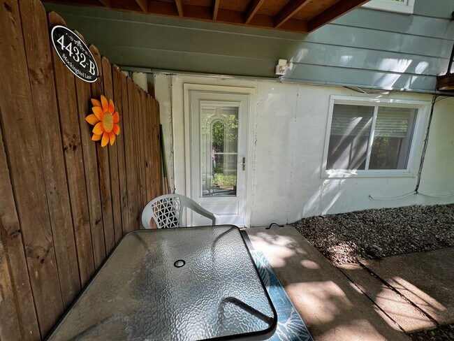 Foto del edificio - 4432 Mockingbird Ln