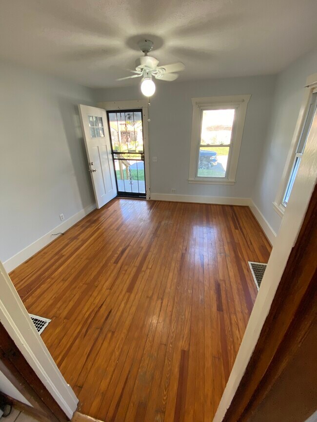 Building Photo - 4012 Henderson Ave