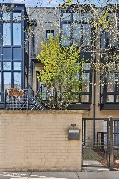 Primary Photo - 1707 W Diversey Pkwy