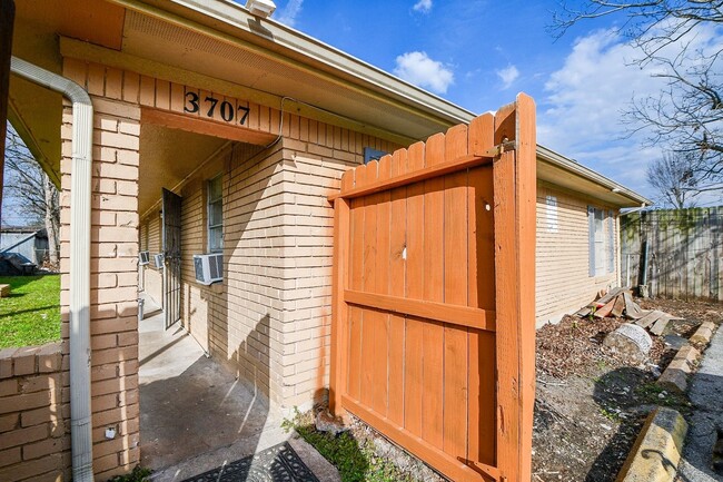 Building Photo - 3707 Seabrook St