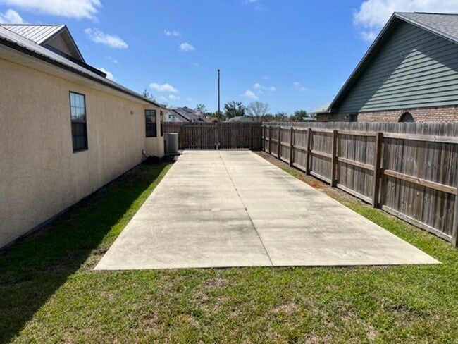 Building Photo - REDUCED North Shore 3B/2Bth