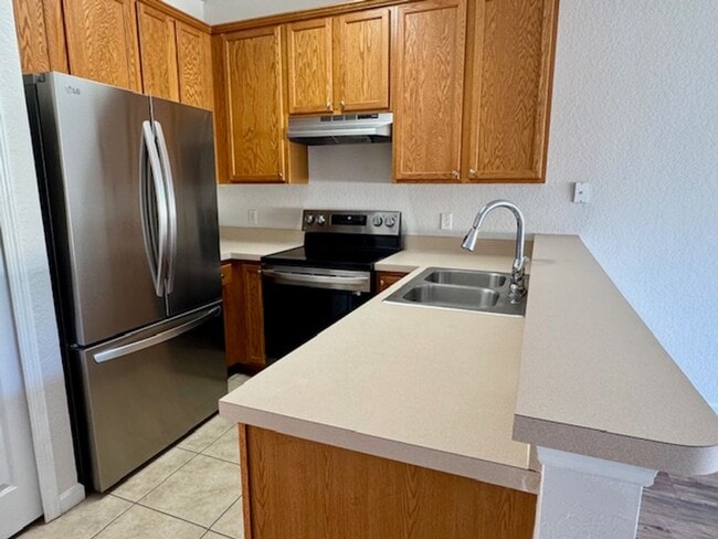 Foto del edificio - Peaceful 4 Bedroom 3 Full Bath Townhome In...