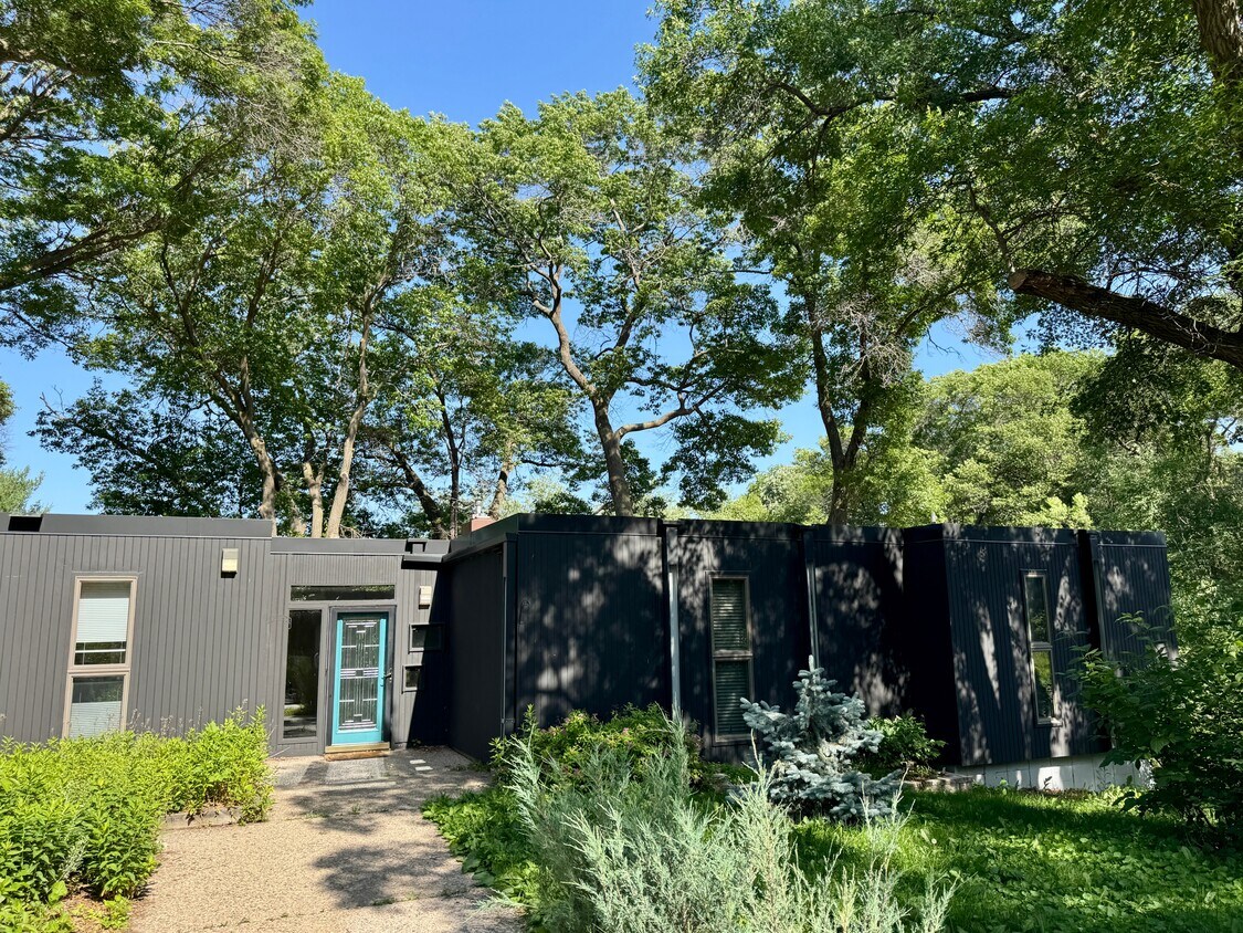 Foto principal - 1700 Cooper Ave S