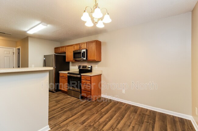 Foto del edificio - 4802 Chapel Ridge Dr