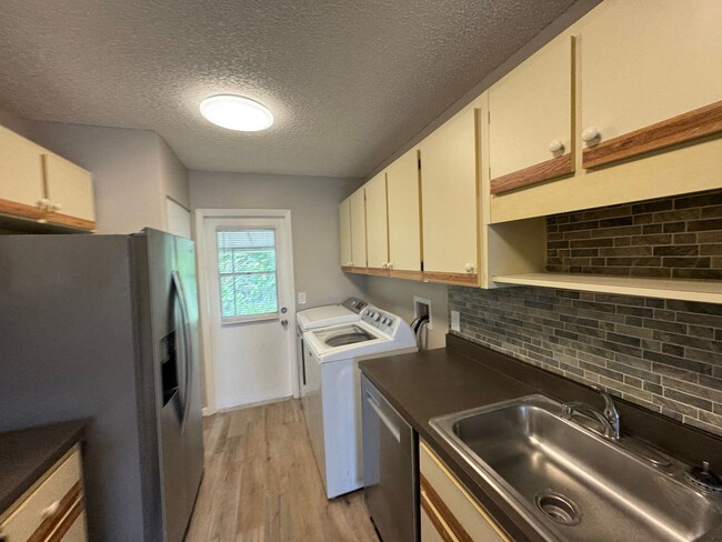 Building Photo - NEWLY RENOVATED 3 Bedroom/2 Bath Unit! Was...