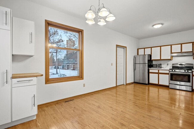 Foto del edificio - Spacious 3BR 2Bath Townhome in the desirable Seward Neighborhood!